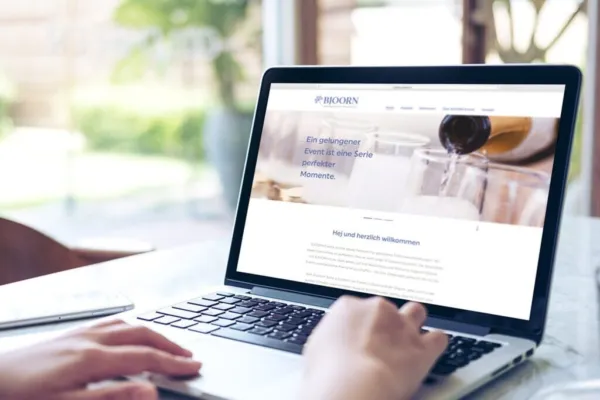 Laptop mit Webseite Bjoorn Events