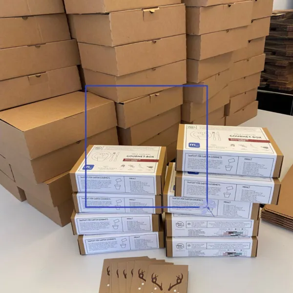 Bjoorn Marketing verpackt Weihnachtsgeschenke für Mitarbeitende in Europa.